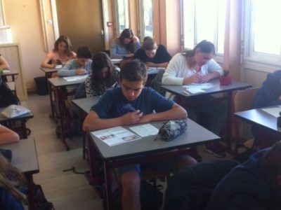 Les élèves de Cours Fenelon Toulon en train de passer le concours.