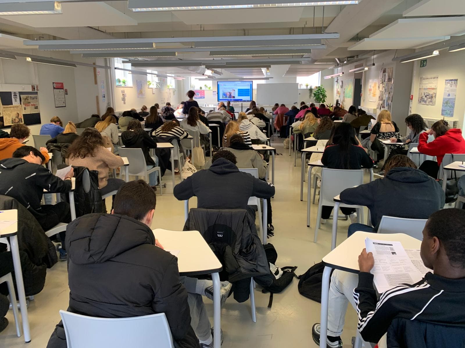 GO!LYCEUM AALST BELGIUM Everyone 100% focussed, not knowing tea and biscuits were waiting for them ;
