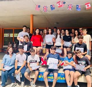 Une classe sous une guirlande de drapeaux