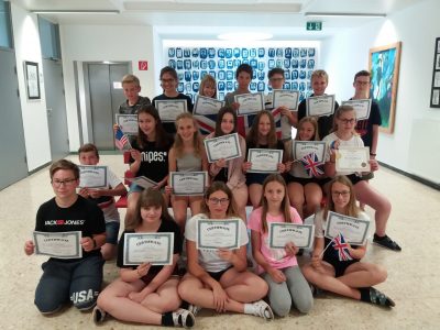 St. Marienkirchen TNMS

Die 3. Klassen präsentieren stolz ihre certificates!
