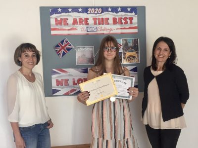 MS Rust

Unser Platz 1. im Schulranking, Natalie Hornak (Platz 9 im Burgenland und Platz 63 in Österreich) aus der 3b mit Fr. Dir. Nährer und der stolzen Englischlehrerin Mag. Reisner