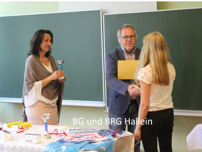 Preisverleihung im BG und BRG Hallein (Landessieger Salzburg, Level 4)
durch Direktor Dr. Matthias Meisl und Mag. Monika Steigerwald (Englisch)