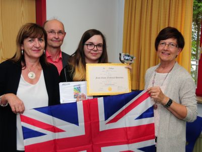 Neue Mittelschule 2 Wörgl (Platz 1: Anna-Lena Gschösser)I

Im Bild: Bildungslandesrätin Beate Palfrader, Direktor Hubert Kronberger, Bundessiegerin Anna-Lena Gschösser und Schulinspektorin Margarethe Egger