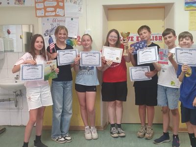 Grundschule am Rosenpark, Werneuchen.
Alle Schüler/innen haben sich viel Mühe gemacht und haben sehr gut abgeschnitten.
Hier sieht man die Klasse 6b und ihre Preise.
