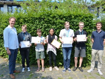 Gymnasium Horn-Bad Meinberg

Besondere Freude bei unseren Jahrgangsbesten Simon Friedrich (Jg. 5), Sabreen Saeed (Jg. 6, Sonderpreis für den 5. Platz in NRW und den 11. in ganz Deutschland!), Leo Köhler (Jg. 7), Lennart Hemmelmann (Jg. 8) und Jan Albert Bechthold (Jg. 9).