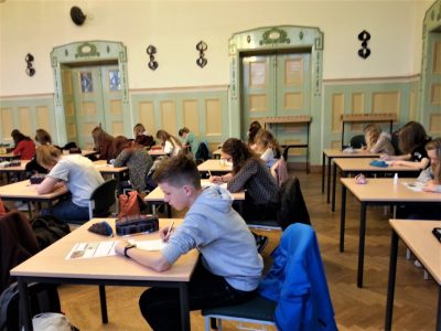 Niedersorbisches Gymnasium Cottbus

60 Schüler und Schülerinnen der 7.Klassen stellen sich der Herausforderung.