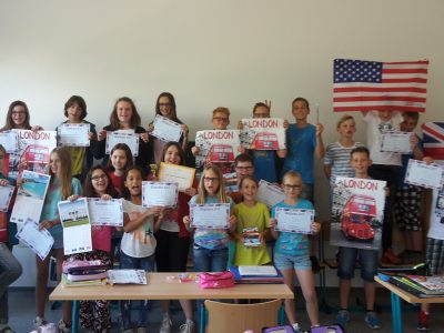 Nienburg, Happy Children Sekundarschule
Unsere Klasse 5.1 ist sehr stolz auf ihre Viertbeste aus Sachsen-Anhalt - Lilly!