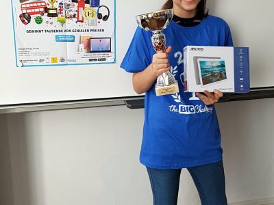 Görlitz, Oberschule Innenstadt, Emily Nitzsche, die Gewinnerin des Big Challenge in Klasse 8 in Sachsen und Deutschland mit dem T-Shirt, Tablet und Pokal.
Das Foto gehört zur Auswahl für die lokale Zeitung und Homepage der Schule.