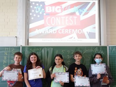 Duisburg, Mannesmann-Gymnasium, Die glücklichen TeilnehmerInnen (und SiegerInnen) der Klasse 7a freuen sich über ihre hart erkämpften Preise.
