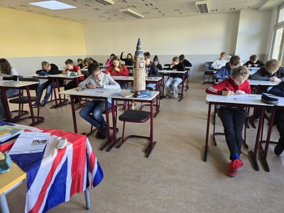 Die Schülerinnen und Schüler des Gymnasiums Panketal beim Beantworten der Wettbewerbs Fragen - und das direkt neben dem Big Ben!