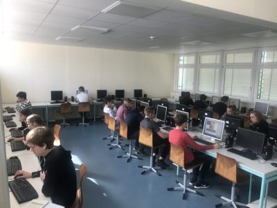 Henfling-Gymnasium Meiningen: Die Neuner absolvieren den Online-Test im Computerraum.