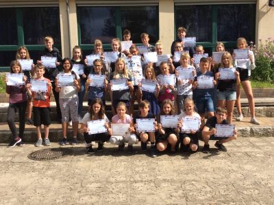 Regionale Schule Wesenberg
Unsere Teilnehmer am diesjährigen Big Challenge nach der Übergabe der Urkunden und Preise am letzten Schultag.
Leider fehlt unser Preisträger aus der 7.Klasse ,der einen 2.Platz in der Landeswertung erreicht hat, auf dem Bild.
Alle freuten sich über die erreichten Ergebnisse,Urkunden und Preise.