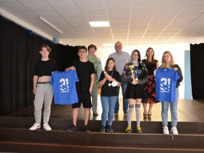 Hildesheim, Robert-Bosch-Gesamtschule
Auf den Fotos sieht man 4 SuS aus Jahrgang 9, die die ersten 4 Plätze landesweit und den 1. Platz bundesweit belegt haben, sowie eine Schülerin des 6. Jahrgangs, die ebenfalls Landesbeste war.