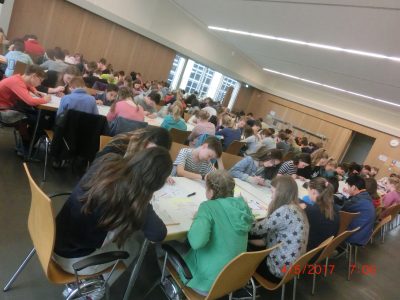 Otto Schott Gymnasium, Jena
Ganz konzentriert arbeiten unsere Schüler der verschiedenen Altersgruppen an ihren Aufgaben. Mittlerweile ist unsere Aula sogar zu klein für die 158 angemeldeten Teilnehmer.