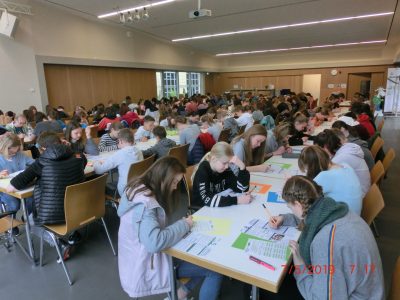 Otto Schott Gymnasium Jena
Unsere Aula war wieder gut gefüllt mit 141 Schülern, die sich der "Großen Herausforderung" gestellt haben. Nun hoffen wir auf gute Ergebnisse.