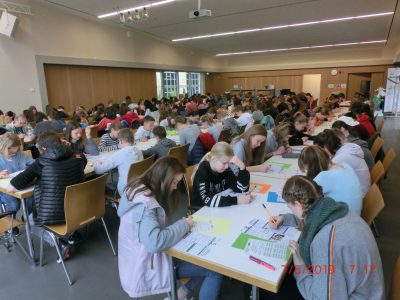 Otto Schott Gymnasium Jena
Unsere Aula war wieder gut gefüllt mit 141 Schülern, die sich der "Großen Herausforderung" gestellt haben. Nun hoffen wir auf gute Ergebnisse.