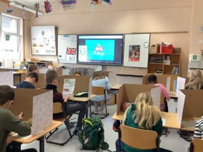 Die Kinder der 4. Klassen an der St. Elisabeth-Schule in Kerpen bearbeiten konzentriert den Fragebogen für the BIG Challenge 2026.