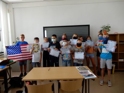 Klasse 6b des Kreativitätscampus Neubrandenburg mit dem Schulsieger dieser Altersgruppe.