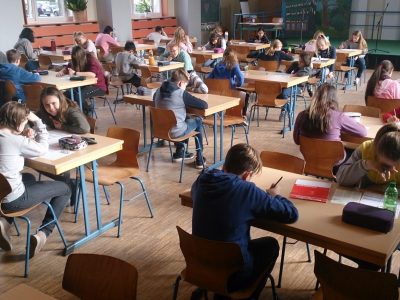 Königs Wusterhausen, Grundschule Erich Kästner
Bei uns ging es schon in der ersten Stunde los - das heißt um 7.30 Uhr. Die Morgensonne schien durch die Fenster der Aula und die Schüler haben konzentriert gearbeitet. Es war eine sehr angenehme, ruhige Atmosphäre.