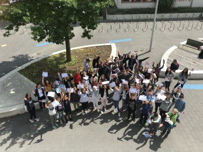 Viele glückliche Gewinner bei der Preisverleihung am Helmut Schmidt Gymnasium Hamburg.