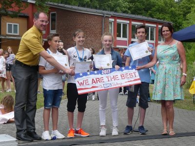 Beim Sommerfest des Franziskanergymnasiums Großkrotzenburg wurden die besten Teilnehmer beim Big Challenge geehrt.