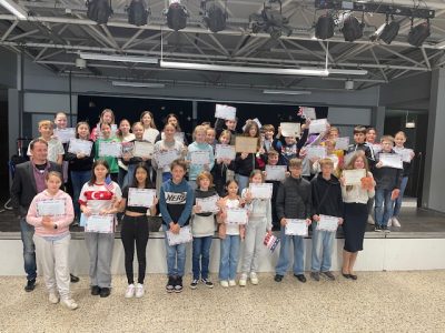 Die Preisverleihung zur Big Challenge fand am 19.06.2024 in unserer Aula statt. Die Gesamtschule Neviges ist sehr stolz auf die großartigen Ergebnisse unserer Schüler*innen und ganz besonders auf unsere landesweite Gewinnerin im Jahrgang 5.