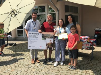 Realschule Waldkraiburg - Die glückliche Gewinnerin einer EF Sprachreise bei der Preisverleihung. Ein Vertreter von EF war dabei, um den Gutschein persönlich zu überreichen.