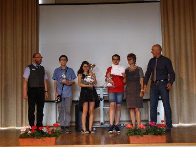 Görlitz, Oberschule Innenstadt
Auszeichnung der Gewinner in den Klassen 7, 8 und 9. In der Mitte Emily Nitzsche, die den Pokal und Preise erhält für ihren 1.Platz in Deutschland. Alle Schüler und Lehrer der OSI waren sehr stolz über diesen Erfolg. Im vergangenen Jahr war Emily auf dem 2.Platz.