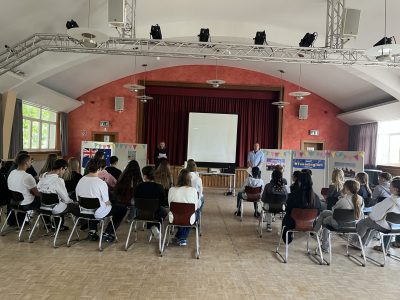 Celle, Oberschule Westercelle
Unser Schulleiter Herr Krüger und die Englischlehrkraft Frau Tudor verleihen feierlich in der Aula der Schule die Urkunden und Sachpreise.