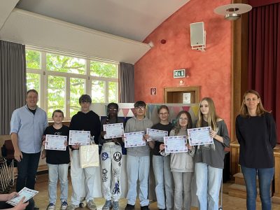Celle, Oberschule Westercelle
Die Teilnehmer des 7. Jahrgangs mit Matti B., der den 3. Platz in Niedersachsen erzielte. Wir sind sehr stolz auf ihn!