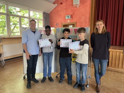 Celle, Oberschule Westercelle
Die 3 Teilnehmer der 5. Klasse freuen sich sichtlich über ihren ersten erfolgreichen Englisch-Wettbewerb an der Schule. Hoffentlich folgen noch viele weitere!