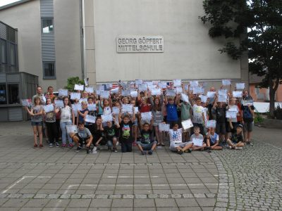 Schülerinnen und Schüler der Georg-Göpfert-Mittelschule in Eltmann freuen sich über ihre Diplomas und Preise.