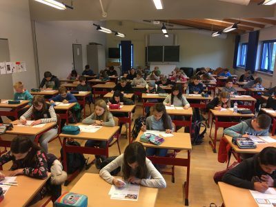 Englischlernen in der Freizeit – und Spaß dabei ! – Die meisten der 130 Teilnehmerinnen und Teilnehmer am Gymnasium Horn-Bad Meinberg hatten sich schon wochenlang mit der The Big Challenge APP auf den großen Tag vorbereitet