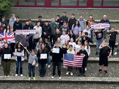 Ellwangen, Mittelhofschule. 

Die Teilnehmer der MHS Ellwangen freuen sich riesig über die Preise der Big Challenge!
