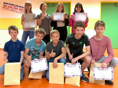 Foto von der Siegerehrung des gesamten Jahrgangs 6 des Gymnasiums Taunusstein (Hessen) - die besten 9 Platzierungen, Platz 1, die Schülerin Ekaterina, war leider krank