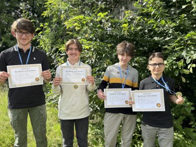 Gymnasium Wanne Herne 

Die Schüler*innen des Gymnasiums Wanne aus insgesamt 12 Klassen haben bei der Big Challenge ihr Können in Englisch eindrucksvoll gezeigt!
Besonders freuen wir uns über die Jahrgangsbesten (1. Bild von links): Abdulla A. (9b), Ethem B.(8b); Kerem T. (7c); Art E. (5b) (nicht auf dem Bild): Linar A. (6b)
Art erreichte dabei nicht nur eine herausragende Platzierung auf Landesebene, sondern zählt auch bundesweit zu den Besten!