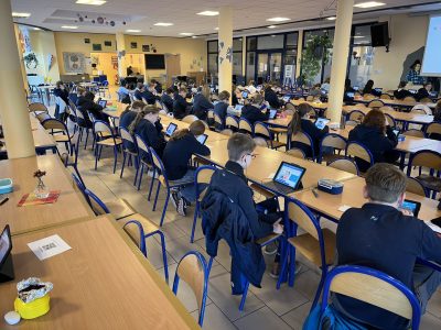 Leibniz Privatschule Elmshorn, 2025: Grade 6 focused on the assignment.
