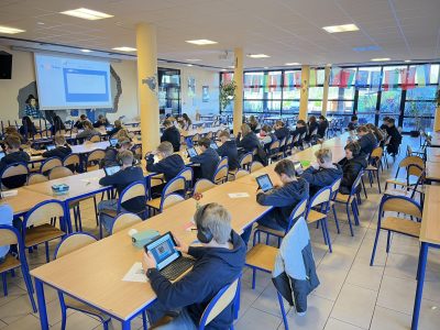 Leibniz Privatschule Elmshorn, 2025: Grade 6 focused on the assignment.