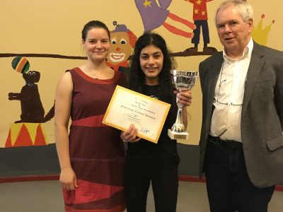 Die stolze Bundessiegerin Merve aus der 5. Klasse der Peter-Härtling-Grundschule aus Berlin (ehem. Charlie-Rivel-Grundschule). Im Schuljahr 2017/2018 nahm unsere Schule erstmals mit zwei Klassen am Wettbewerb teil.
Nach diesem großartigen Erfolg werden wir in diesem Jahr versuchen, mit noch mehr Schülerinnen und Schülern teilzunehmen!