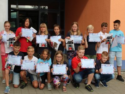 Unsere Preisverleihung fand am letzten Schultag vor allen Schülern auf dem Schulhof statt (5.7.19).
Es war ein tolles Ereignis mit vielen glücklichen Gewinnern!

Internationale Schulen Niederwürschnitz