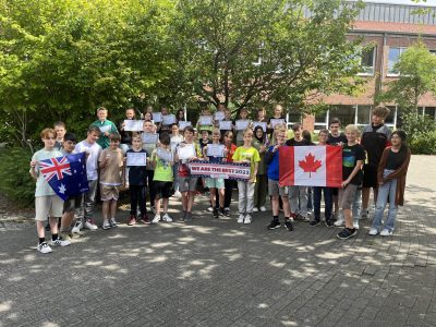 <strong>Ostrhauderfehn, Schule am Osterfehn Haupt- und Realschule:</strong>
Am Ende gab es für jeden Teilnehmer ein persönliches Zertifikat und ein kleines Geschenk. Zusätzlich durfte sich die R6a über eine Trophäe aus der Teilnahme an der Class Challenge freuen.