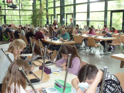 Rheda-Wiedenbrück, Osterrath-Realschule
Die Schüler bei der Big Challenge in der Mensa.