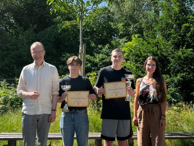 Gebrüder-Humboldt-Schule Wedel
Schulleiter Frank Wolff und Englischlehrerin Annabel Wohlfahrt überreichen den beiden Bundessiegern der 9. Klasse Luc Buscarlet (links, 2. Platz) und Isa Idrizi (rechts, 1. Platz) ihre Preise.