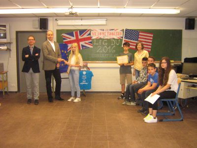 Landfermann-Gymnasium Duisburg

Siegerehrung mit beiden Sechstplatzierten in NRW, Phoebe Jacks (5e) und Oliver Martin (7d).
Mit im Bild: Schulleiter Christof Haering, Stufenleiter Matthias Reuber und Stufenleiterin Dorothee Lotz sowie weitere Schüler mit sehr guten Ergebnissen aus der 6d.