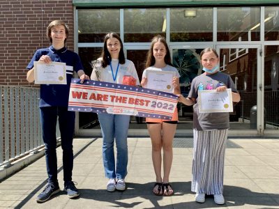 Städtisches Gymnasium Herten
4 Schüler*innen unserer "TOP 6" Teilnehmenden an TBC 2022. Einfach klasse!
Nathalie (2. von links) ist auf Bundesebene sogar 4. geworden, AMAZING!