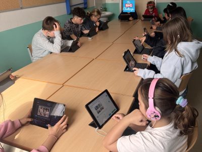 Die Deutsche Schule Izmir hat an der Big Challenge 2026 teilgenommen. Unsere Schülerinnen und Schüler stellten sich dem Englischwettbewerb mit Motivation und Engagement, nutzten die Gelegenheit, ihre Sprachkenntnisse anzuwenden und zu erweitern, und sind nun gespannt auf ihre Ergebnisse.