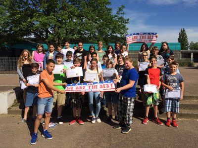 Die glücklichen Teilnehmer der Janusz-Korczak-Realschule aus Schwalmtal mit ihren Urkunden und Preisen!