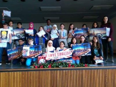 Die Schülerinnen und Schüler der Hugo-Junkers-Realschule in Aachen freuten sich auf die Preisverleihung und über den Erhalt der Geschenke. Besonders glücklich schätzte sich das Kind mit der Medaille. Wir haben in diesem Jahr 2016 das zweite Mal am Wettbewerb teilgenommen und freuen uns schon auf die Teilnahme im nächsten Jahr! (Bemerkung: Nicht alle Kinder wollten mit auf das Bild)