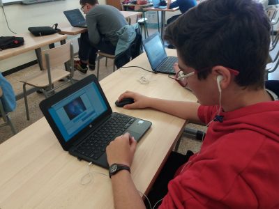 Alumnos del colegio Cardenal Vidal i Barraquer de Cambrils participando en el concuso