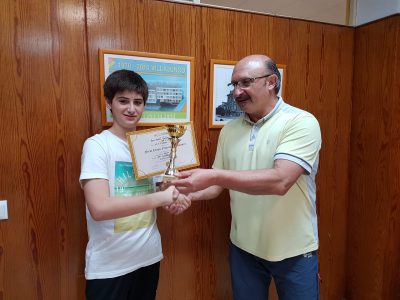 EL DIRECTOR DEL IES VILLAJUNCO-SANTANDER-CANTABRIA

DON RAMÓN GARCÍA BUSTELO ENTREGA ORGULLOSO

LA COPA AL GANADOR PROVINCIAL DEL NIVEL DE 3º ESO